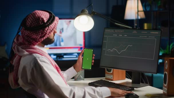 Zdalny Pracownik Posiadający Smartfon Zielonym Ekranem Podczas Przeglądania Rocznych Wykresów — Wideo stockowe