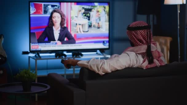 Arabe Homme Prélassa Sur Canapé Confortable Regarder Les Nouvelles Diffusées — Video