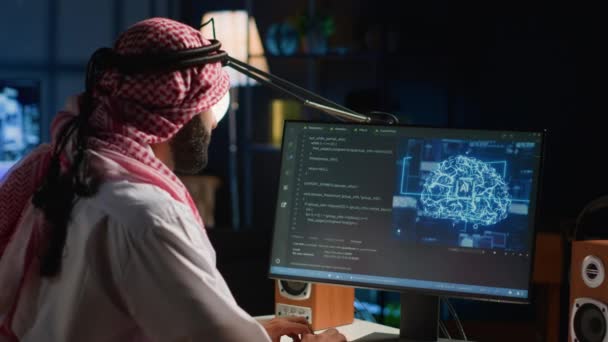 在电脑屏幕上有经验的阿拉伯开发人员编程脚本 使用人工智能机器学习 操纵人工智能应用程序计算代码行 — 图库视频影像