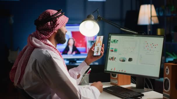 Teletrabalhador Muçulmano Colegas Trabalho Chamadas Cruzando Análise Conjuntos Dados Estatísticos — Vídeo de Stock