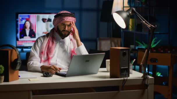 Arab Üzletember Szenved Migrén Dolgozik Otthonról Használata Közben Laptop Önálló — Stock videók