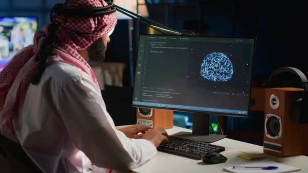 Administrador Árabe Que Utiliza Computadora Para Visualizar Redes Neuronales Inteligencia — Vídeo de stock