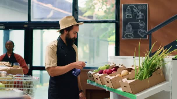 선반에 유기농 제품을 폐기물 상점에서 소유자 쇼핑에 신선한 시장을 남자는 — 비디오