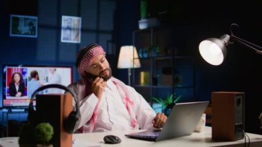 Apartman dairesinden telgraf çekerken telefona Müslüman işçiler cevap veriyor. Orta Doğulu şirket yöneticisi meslektaşıyla konuşuyor, çözülmesi gereken evrak ve görevleri tartışıyor.