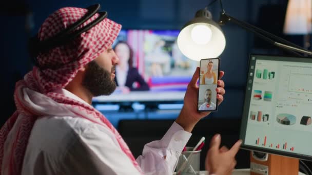 Muszlim Teleworker Munkatársai Online Video Hívás Ellenőrzése Analitika Statisztikai Adatkészletek — Stock videók