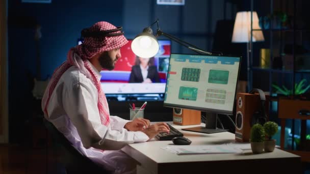 Арабский Брокер Инвестор Домашнем Офисе Проверяет Биржевую Стоимость Записывает Показатели — стоковое видео