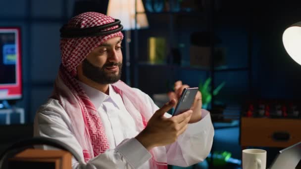 Homem Árabe Verificar Amigo Íntimo Durante Uma Reunião Videoconferência Telefone — Vídeo de Stock