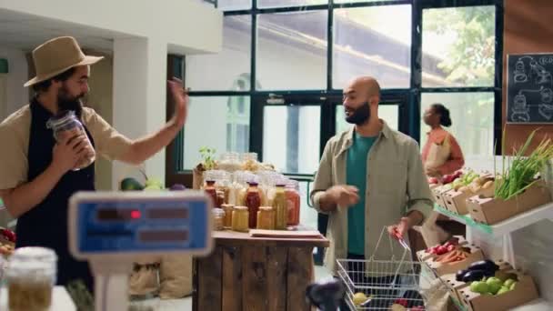 Prodejce Eko Obchodě Váží Čerstvé Produkty Potraviny Pro Kupujícího Blízkém — Stock video