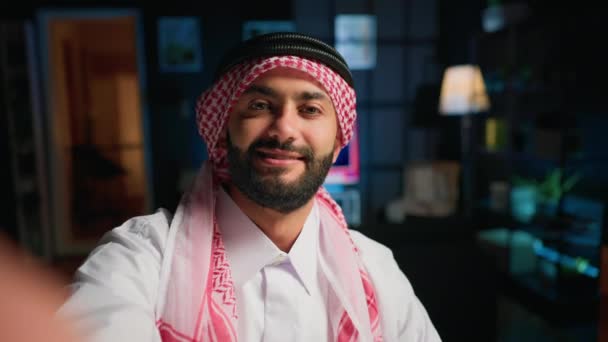 Sudut Pandang Yang Diambil Oleh Pencipta Konten Arab Menggunakan Smartphone — Stok Video