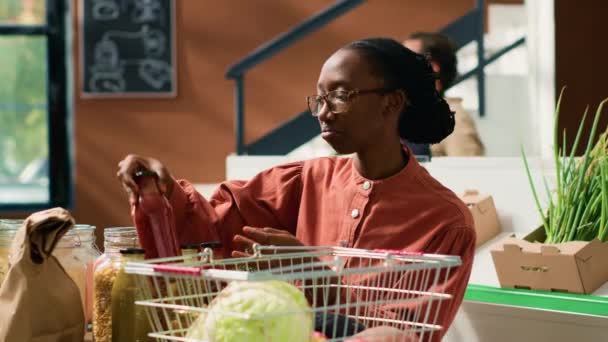 Cliente Supermercado Orgânico Verifica Molhos Garrafas Reutilizáveis Publicidade Estilo Vida — Vídeo de Stock