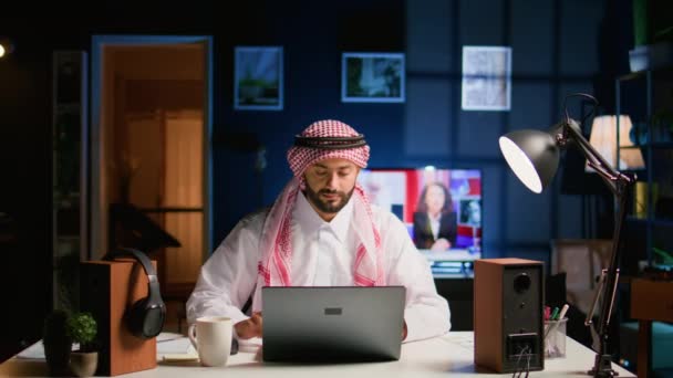 Télétravailleur Musulman Travaillant Distance Dans Appartement Faiblement Éclairé Profitant Une — Video
