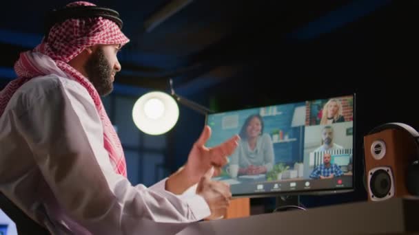 Arab Felügyeleti Hatóság Online Telekonferencia Értekezletet Tart Távolról Dolgozó Beosztottakkal — Stock videók