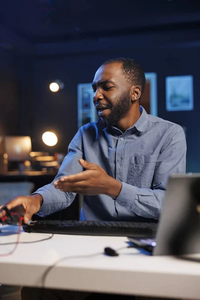 Afrikanisch Amerikanische Technologie Internet Star Dreharbeiten Überprüfung Der Neu Erschienenen — Stockfoto