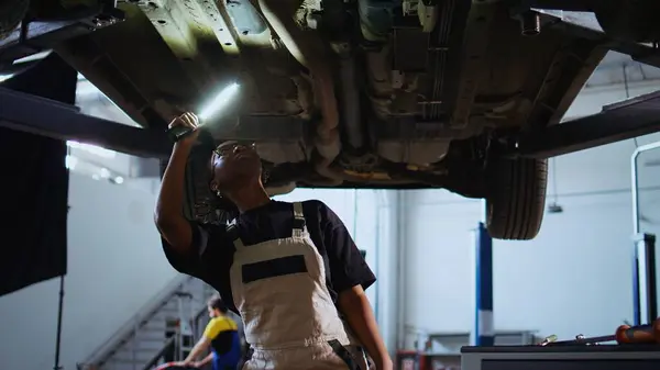 Getraind Reparateur Werkt Aan Hangauto Garage Controleert Onderdelen Tijdens Routine — Stockfoto