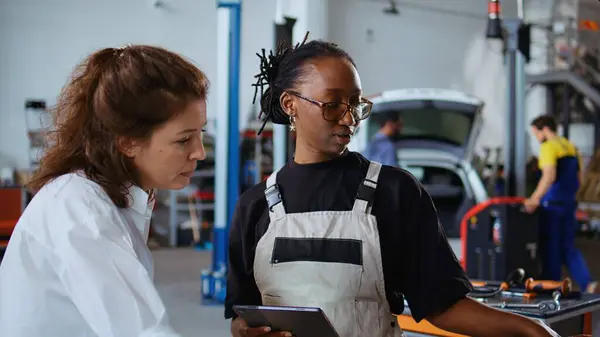 Repair Shop Workers Brainstorming Ways Fix Car Using Tablet Laptop — Stock Photo, Image