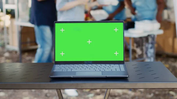 Крупный План Электронного Ноутбука Изолированным Зеленым Экраном Сидит Столе Время — стоковое фото