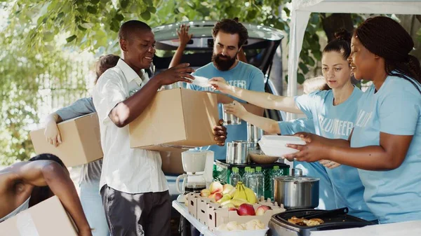 Htiyaç Sahiplerine Evsizlere Yaşlılara Yiyecek Dağıtan Bir Grup Gönüllü Nezaketin — Stok fotoğraf