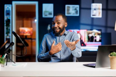 Afro-amerikan içerik yaratıcısı hayranları için seyahat tavsiyeleri türünde bir video hazırlıyor, dairesinde çekim yapıyor. Online şov sunucusu izleyicilerle en sevdiği şehirleri paylaşıyor.