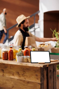Çevre dostu sıfır atık süpermarketinde reklam levhası olarak boş fotokopi alanı olan dijital model tablet kullanılır. İzole ekran aygıtı markette promosyon mesajı olarak hareket ediyor.