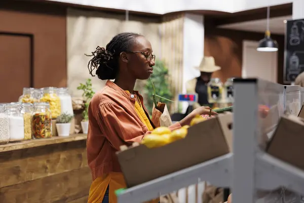 Afro Amerikaanse Vrouwelijke Klant Een Supermarkt Bladert Door Biologische Groenten — Stockfoto