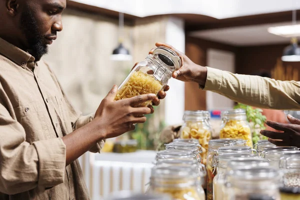 Zbliżenie Afroamerykanina Oglądającego Makaron Szklanych Słoikach Ekologicznym Supermarkecie Klient Płci — Zdjęcie stockowe