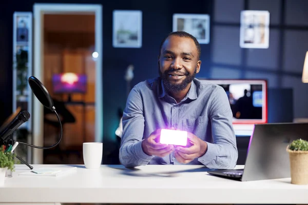 Gülümseyen Teknoloji Etkileyicisi Mini Rgb Işıklandırma Cihazını Destekliyor Izleyicilere Bilgi — Stok fotoğraf