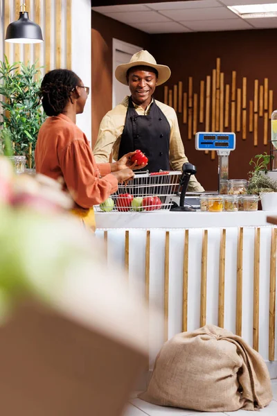 Czarna Kobieta Otrzymuje Ciepłą Pomoc Sprzedawcy Podczas Zakupów Świeżych Owoców — Zdjęcie stockowe