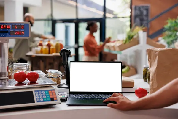 Kassiererin Der Kasse Benutzt Laptop Mit Weißem Bildschirm Auf Dem — Stockfoto