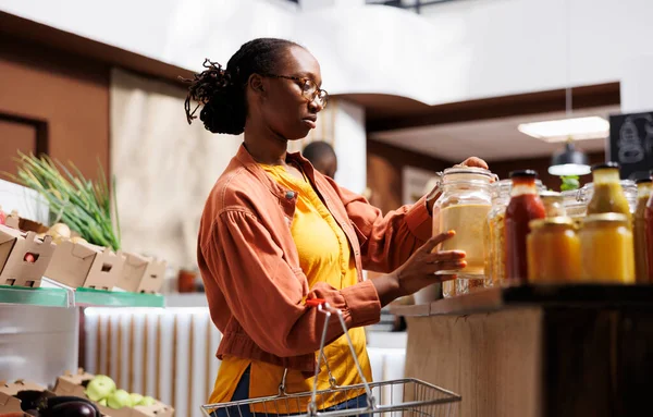 Eine Umweltfreundliche Dame Erkundet Ein Modernes Lebensmittelgeschäft Dem Lokal Angebaute — Stockfoto