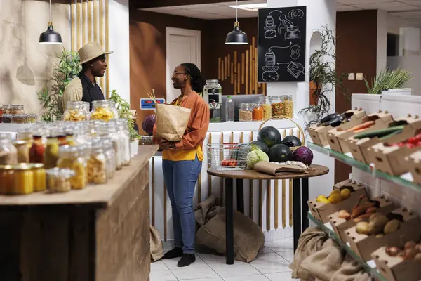 Afrikansk Amerikansk Butiksägare Och Kund Diskutera Miljövänliga Skafferi Häftklamrar Och — Stockfoto