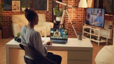 Videocall 'da online proje için yeni fikirleri tartışan müteahhit, merkez ofisten bağımsız kariyer yaratıyor. İnternet bağlantısı kullanan Afrikalı Amerikalı kadın.