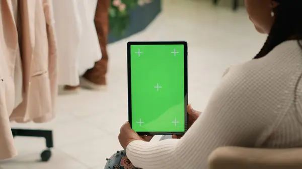Kinci Giyim Mağazasında Elinde Yeşil Ekran Tablet Olan Bir Müşteri — Stok fotoğraf