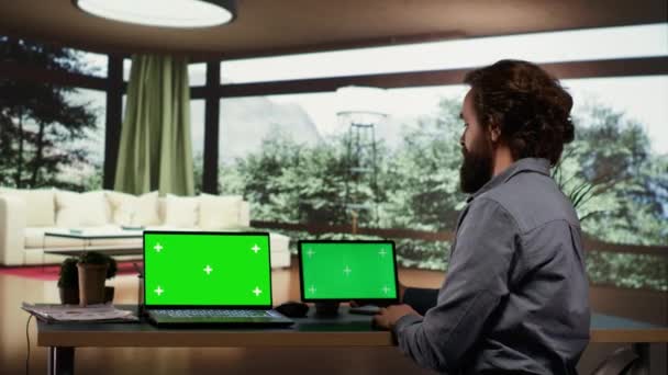 Geschäftsmann Mit Greenscreen Displays Auf Geräten Sitzt Seinem Schreibtisch Einer — Stockvideo