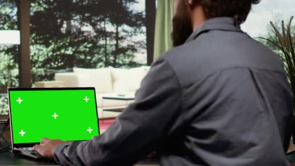 Бізнесмен Дивиться Зелений Шаблон Стає Затишним Всередині Своєї Похмурої Гірської — стокове відео