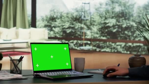 Zengin Girişimci Seçkin Dağlık Villasında Dinleniyor Dizüstü Bilgisayarındaki Yeşil Ekran — Stok video