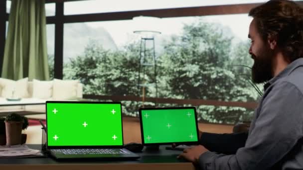 Επιχειρηματίας Λειτουργεί Greenscreen Φορητό Υπολογιστή Και Tablet Κάθεται Στο Γραφείο — Αρχείο Βίντεο