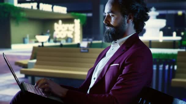 Богатый Консультант Просматривает Ноутбук Скамейке Запасных Центре Города Используя Ночью — стоковое видео