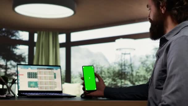 大人の億万長者は 森の豪華なヴィラで緑色のスマートフォンディスプレイを見ています 裕福な会社の最高経営責任者 起業家は電話で空白のモックアップを使用し スタッフを支援します — ストック動画