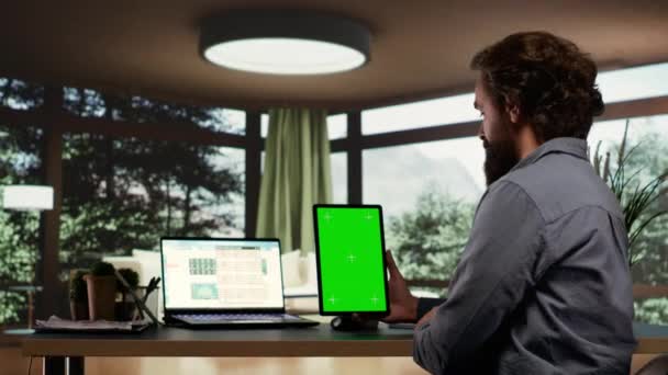 Der Geschäftsführer Betrachtet Das Greenscreen Display Auf Dem Tablet Und — Stockvideo