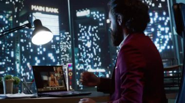 CEO ve çalışanlar brifing oturumu için video çağrı ağına katılıyor, görüşlerini paylaşıyor ve uluslararası şirket kârını artırmanın yollarını inceliyorlar. Ortaklar liderleriyle tartışıyor, farklı zaman dilimleri.