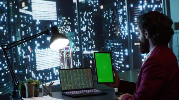 Elinde Boş Yeşil Ekran Ekranlı Tablet Bulunan Denetçi Ofisinden Panorama — Stok video