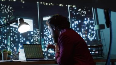 Hisse senedi borsası kârını boşa harcadıktan sonra, hissedar finansal uzmanını aradı ve küresel şirketine zarar verdiği için ona bağırdı. Sabit hatta güçlü bir kapitalist bağırıyor..