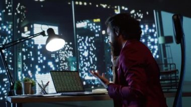Kâr büyümesi ile ilgili kötü haberler duyduktan sonra çalışanlarına bağıran öfkeli bir işyeri sahibi sabit telefonu kapatıyor. Saldırgan girişimci ve yatırımcı önemli fırsatı kaçırıyor.
