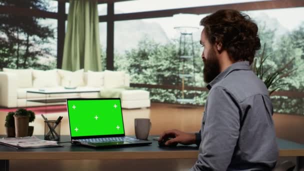 Мільярдер Розмовляє Перед Зеленим Екраном Своєму Ноутбуці Вишуканим Гірським Будиночком — стокове відео