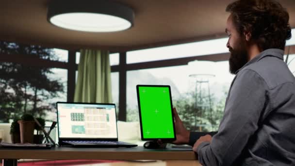 Generální Ředitel Společnosti Zkoumá Šablony Zelených Pláten Tabletu Pracuje Moderními — Stock video