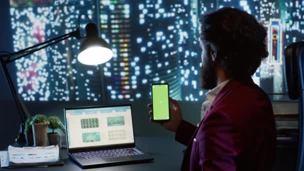 专家顾问用绿色显示屏看手机 试图与成功的国际公司合作 企业家在摩天大楼里检查孤立的复制空间屏幕 — 图库视频影像