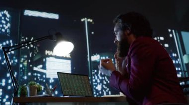 Kızgın yatırımcı, borsa ticaret gelirini kaybettikten sonra küresel ticareti riske attığı için mali danışmanına bağırıyor. Nüfuzlu öfkeli girişimci sabit telefon görüşmeleri yapıyor..