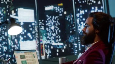 İşlerden sorumlu güçlü bir yönetici, geç saatlere kadar çalışıp sektörün finansal sağlığını artırırken gece kulesi manzarasının keyfini çıkarıyor. Genişleme için küresel olanaklar peşinde koşan yetenekli şirket uzmanı.