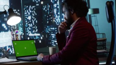 Şirket CEO 'su, küresel çapta aile şirketlerini büyütmek için dizüstü bilgisayar ve yeşil ekran ekranla çalışıyor. Başarılı nüfuzlu bir adam Chromakey ekran ve izole tasarım kullanır, şehir merkezindeki ofis..