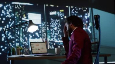 Şirket CEO 'su, modern ofis binasından şehir merkezi manzarasına hayran kalarak küresel çapta iş geliştirmenin yollarını düşünüyor. Başarılı yönetmen kalkınma için aylık karı analiz eder.